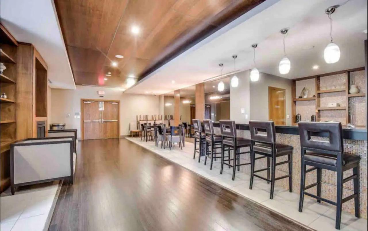 Ultra Luxurious 2.5 Bedroom 2 Full Bathroom 1 Parking Condo Near Sq1 Striking Views Mississauga Kültér fotó